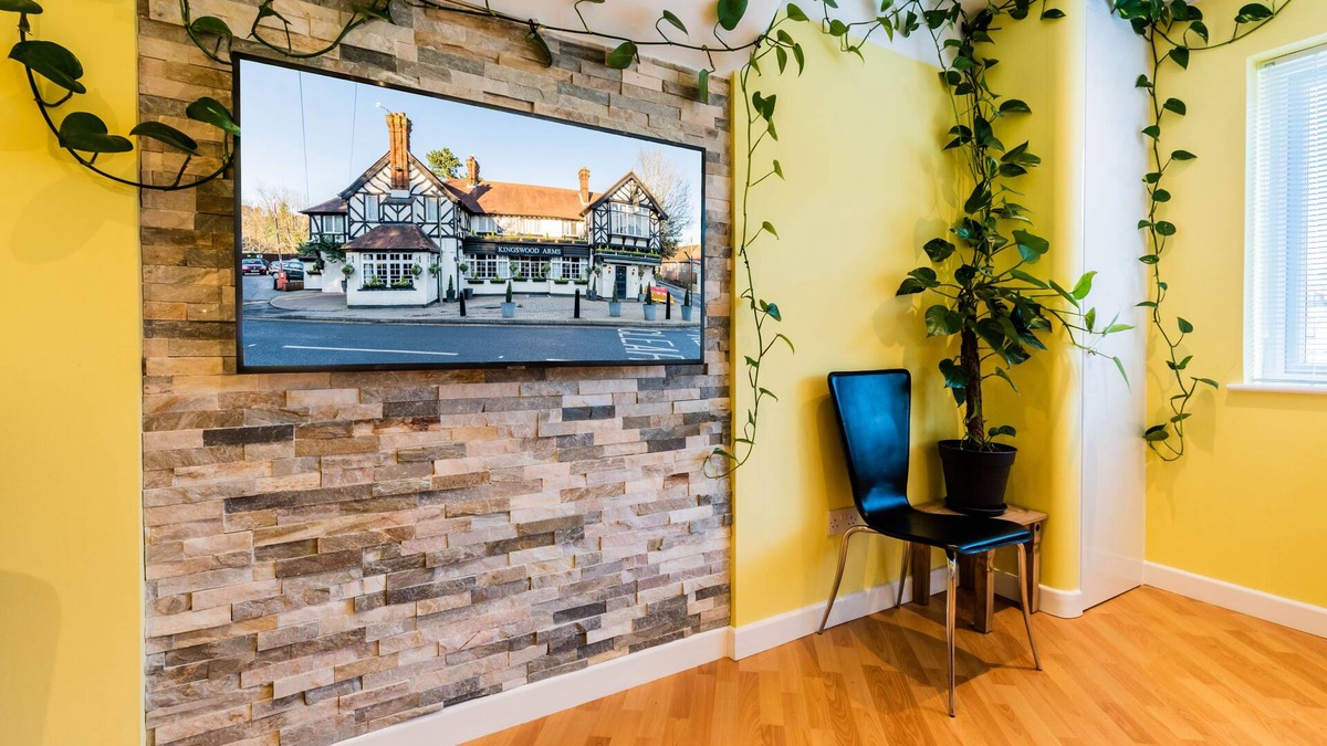 Chipstead Apartment | Comfy 1 Bedroom Apartment with 2 TV's Easy Access to Central London. Sleeps 3