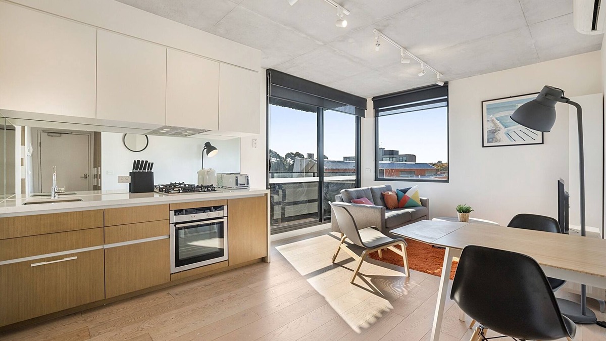 Prahran Apartment | Comfy 2-Bed Balcony Unit near Iconic Chapel St