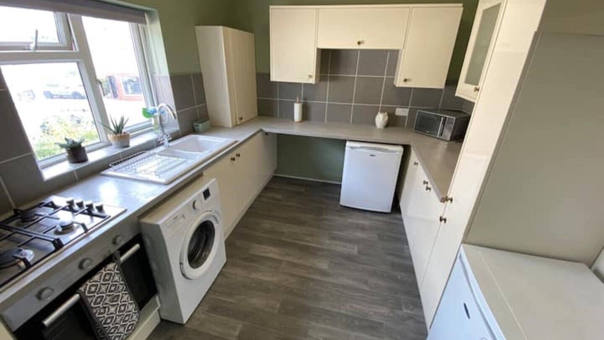 Rhyl Apartment | Comfy 2 Bed flat, parking, quick walk to the beach.