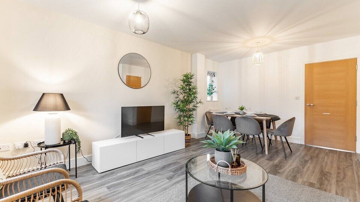Stanwell House | Comfy 2 Bed With Sofa Bed/Heathrow/Surrey/M25