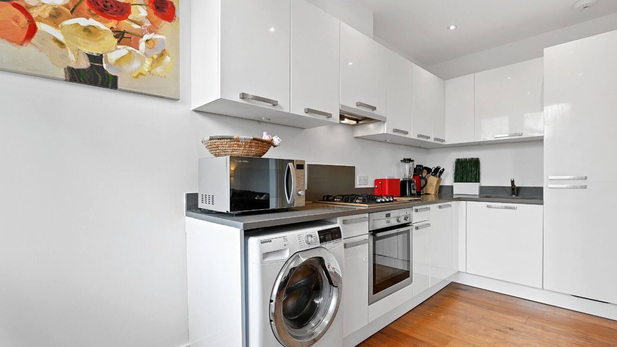 Ealing Common Apartment | Comfy 2 Bedroom & 1 Bathroom Flat
