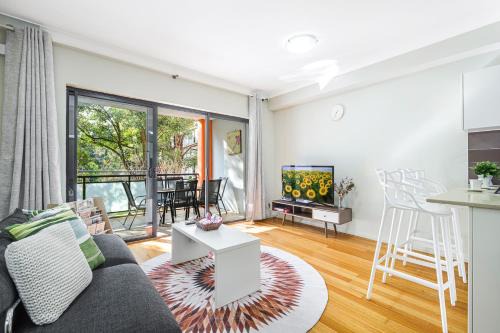 Alexandria Apartment | Comfy 2-bedroom 2-balcony apartment Close to CBD, Train and Metro easy reach