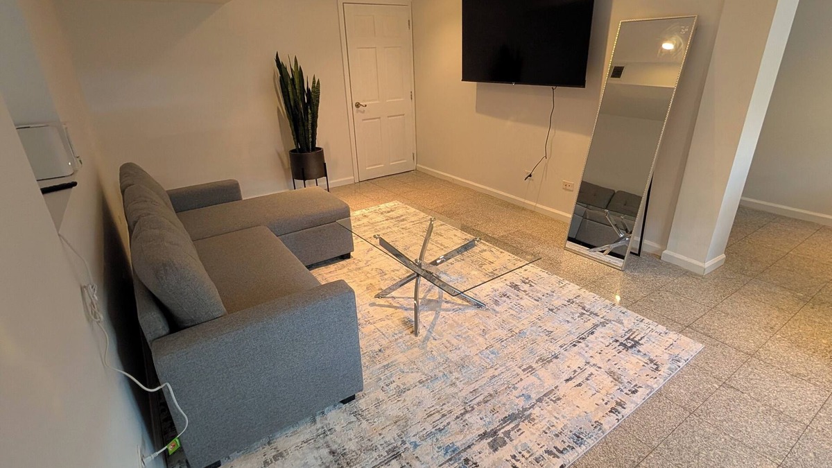 Oak Park Apartment | Comfy 2-bedroom apartment with AC, WiFi in Oak Park