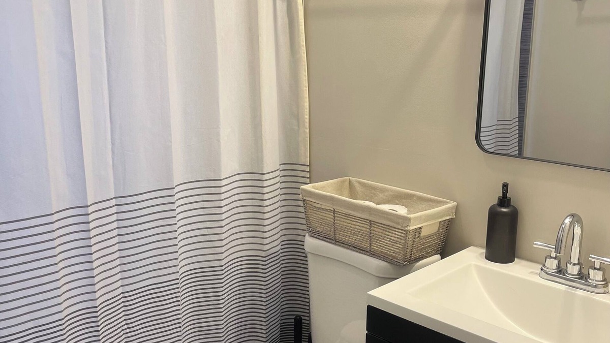 Woodlawn Apartment | Comfy 2-bedroom apartment with WiFi, in historic Chicago neighborhood