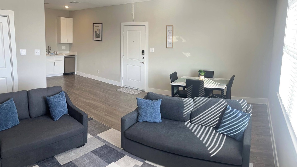 Spring Branch West Apartment | Comfy 2 Bedroom Apartment Near Downtown Houston