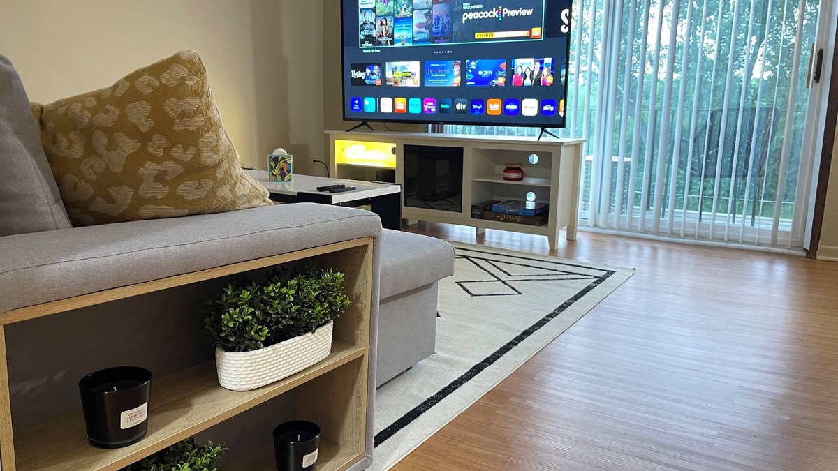 Chicago Ridge Apartment | Comfy 2 bedroom condo with 75” smart TV