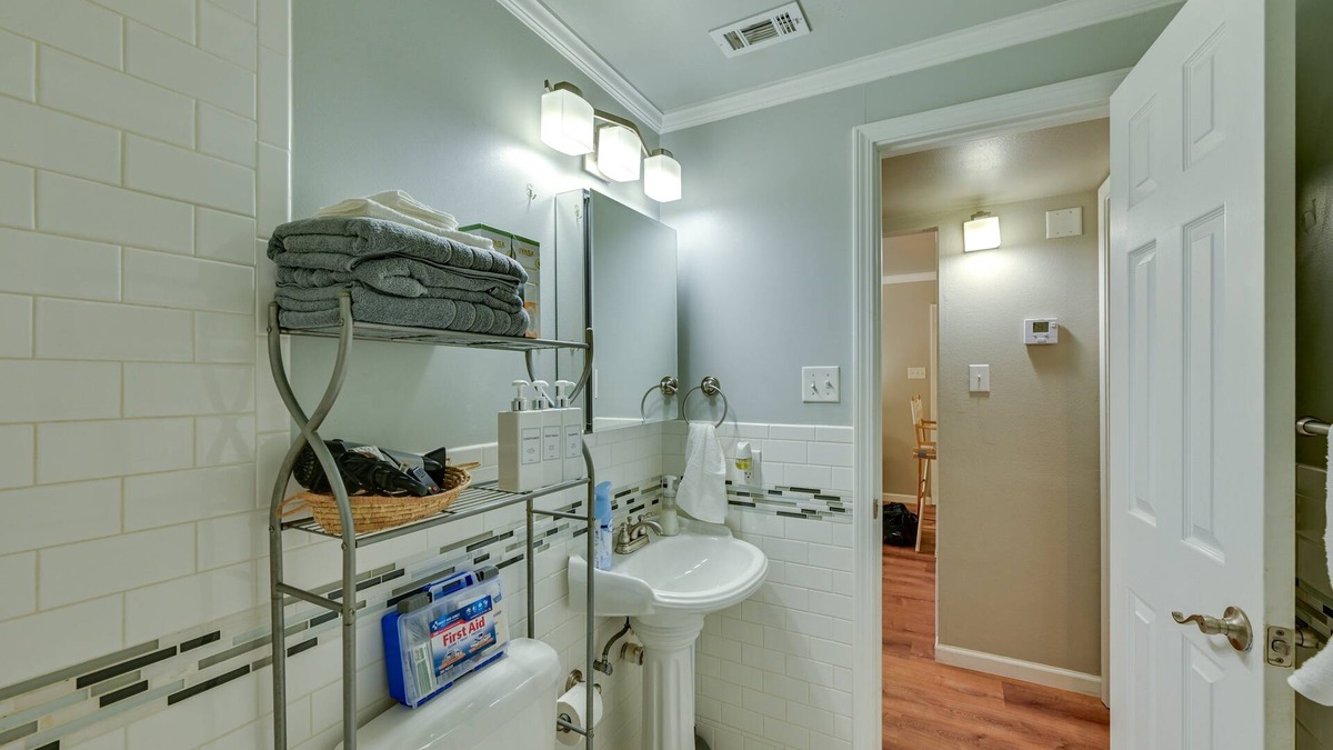 Nacogdoches Apartment | Comfy 2BR Retreat, Walk to SFA, Children & Pet-Friendly + Superhost Clean