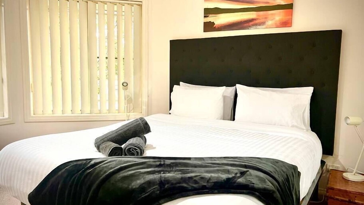 West Gosford House | Comfy 3 Bed Gosford townhouse near CBD & Hospital