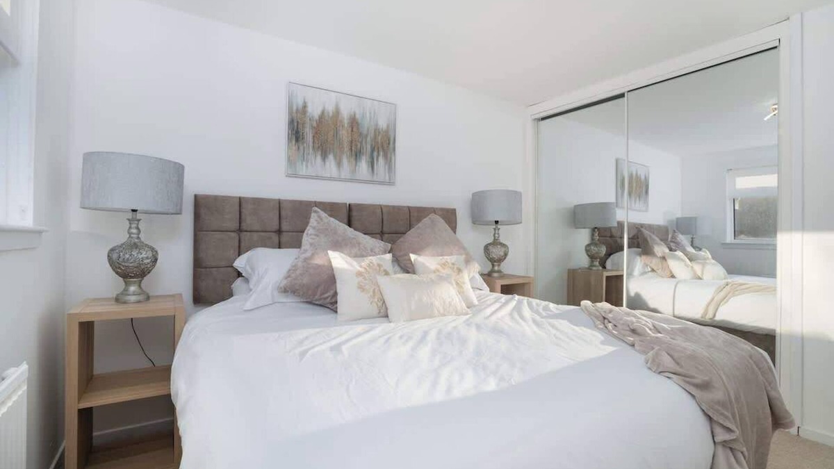 Cumbernauld House | Comfy 3 Bed House - Free Parking
