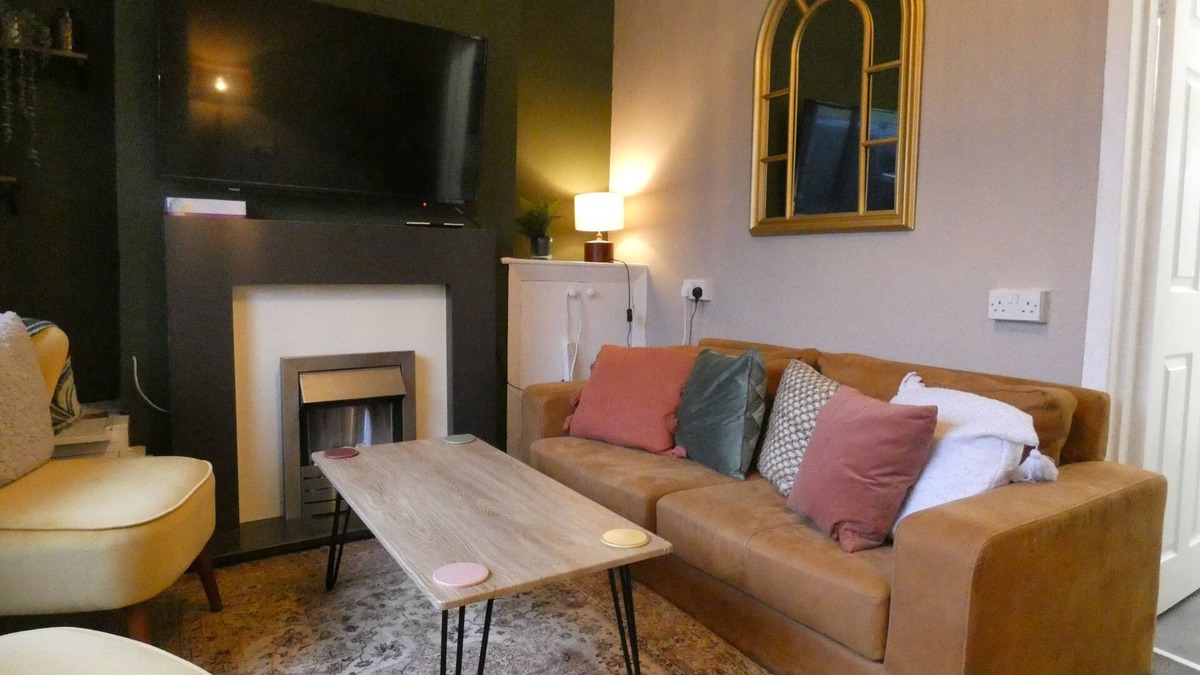 Abertillery House | Comfy 3 Bedroom Cottage in Calm Location