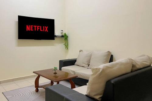 Asam Kumbang House | Comfy 4BR Terrace House Homestay with Netflix and Games
