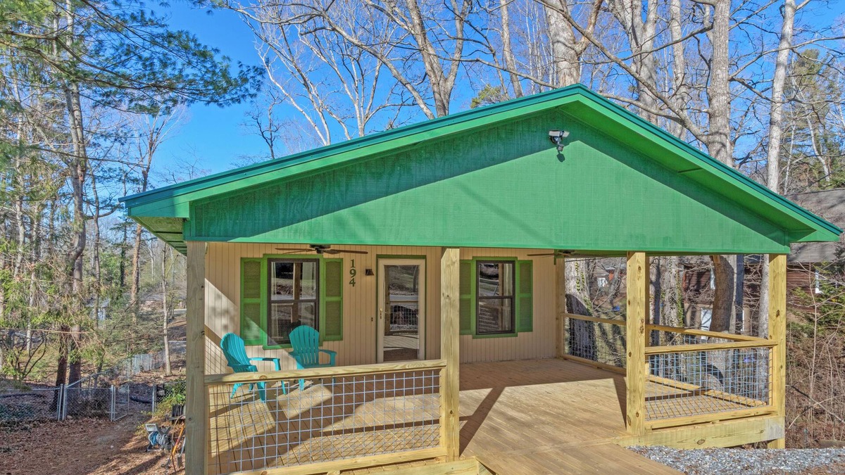 Royal Pines House | Comfy and Convenient South Asheville Getaway