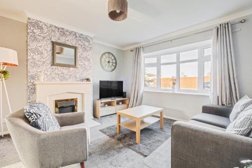Bedford House | Comfy and freshly redecorated home by Our Home Short Stays close to town centre with free parking