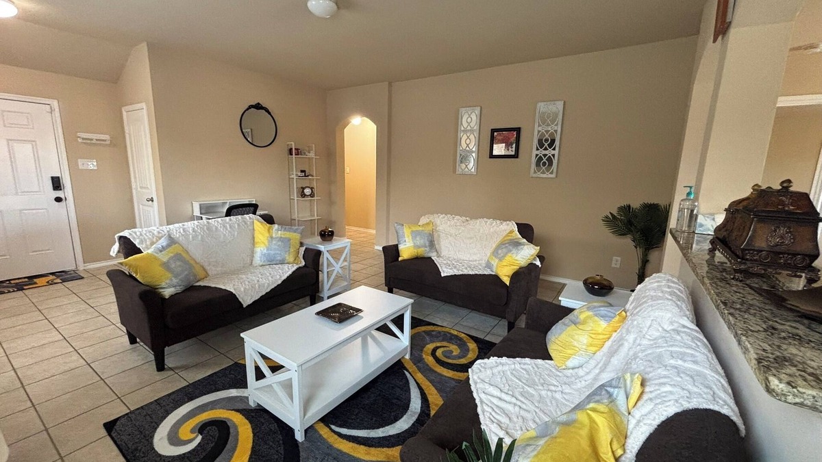 Princeton House | Comfy and Modern 4-Bedroom Home with King Bed, Workspace & Fast Wi-Fi