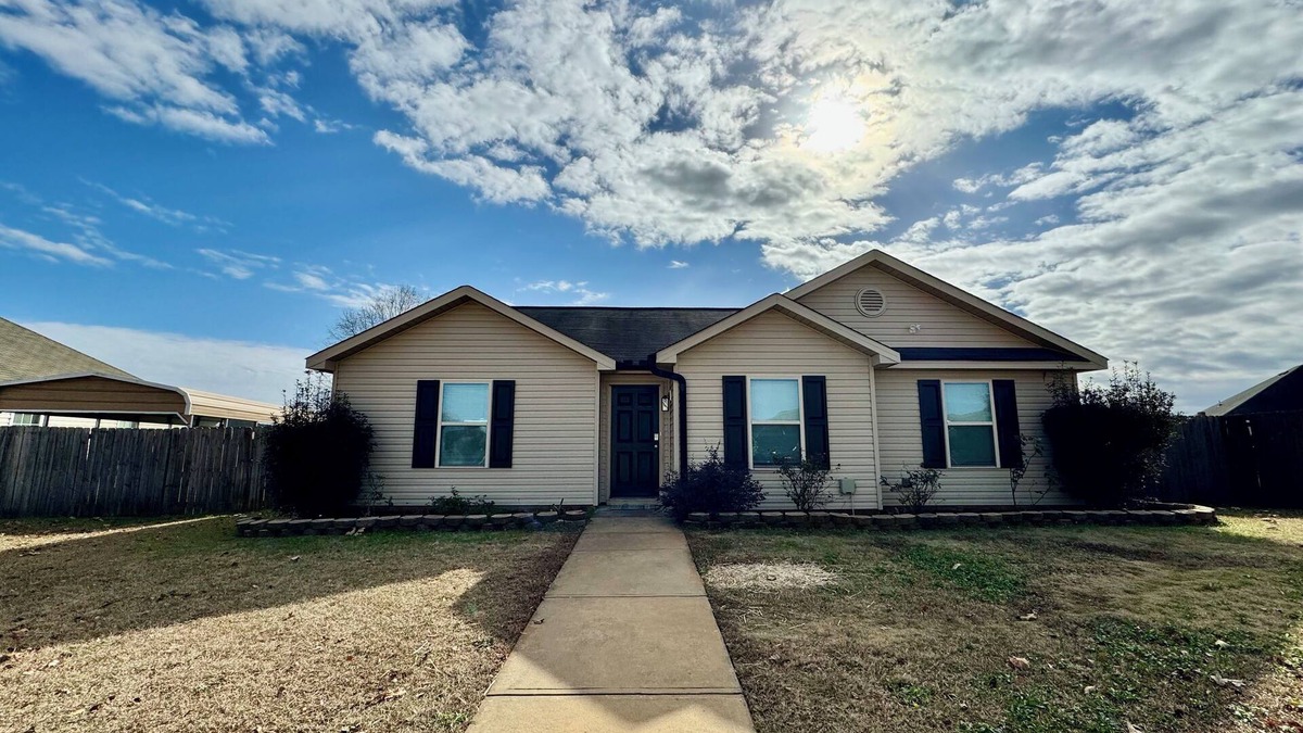 Perry House | Comfy and Stay in Perry close to GA Fairgrounds, Warner Robins AFB and more