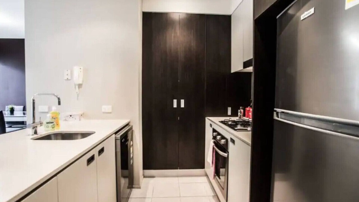 Kensington Apartment | Comfy apartment, next to playground and BBQ area and 3 train stops to the CBD!