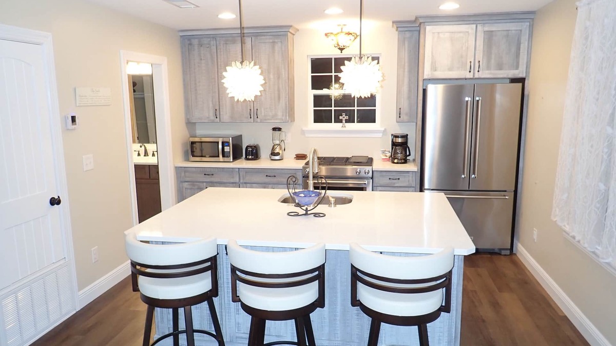 East Hill House | Comfy carriage house close to everything!
