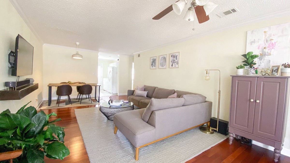 Northeast Pensacola Apartment | Comfy Chic Condo with Parking