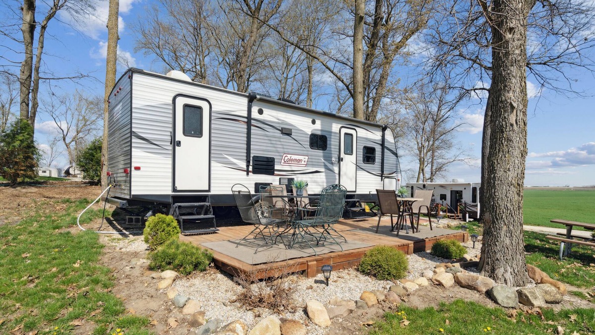 Langworthy RV Rental | Comfy Coleman rental camper in Delhi, IA