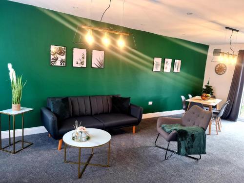 Langley Marish Apartment | Comfy Contractor 3BR in Slough, Close to Heathrow & M25