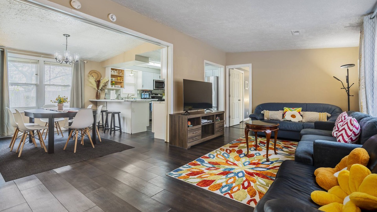 Bowling Green House | Comfy, Convenient, and Charm 3BR Retreat near BGSU