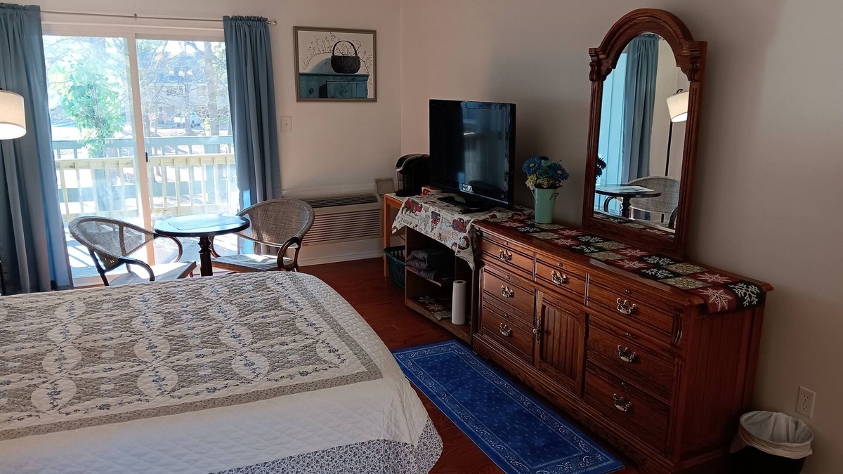 Fairfield Harbour Apartment | Comfy Corner a nice 2nd floor condo unit located in Fairfield Harbour New Bern