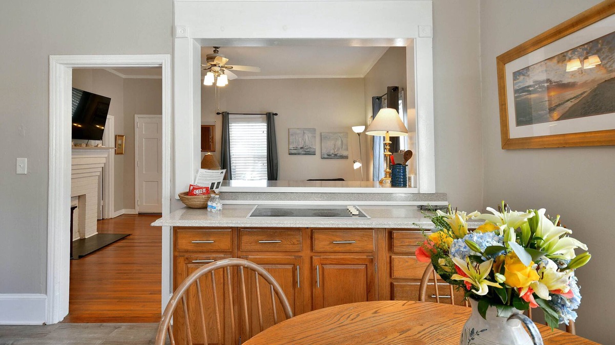 Dunean House | Comfy Cottage ✨ Minutes From Main St, Fenced in Backyard✨🏡