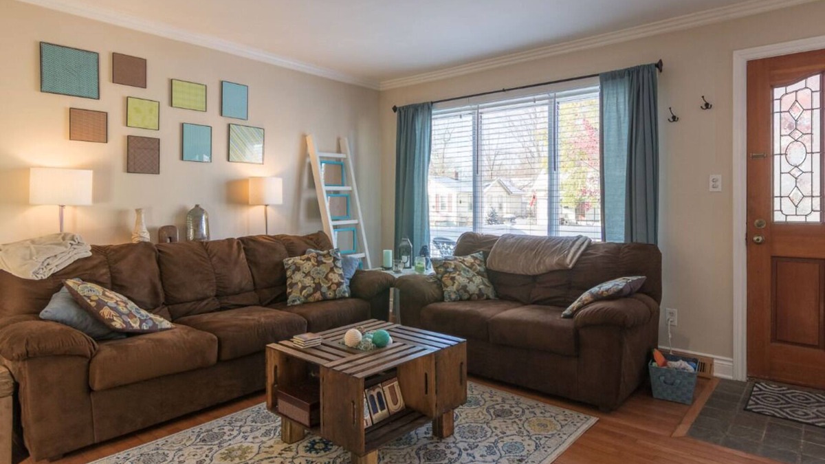 Ferndale House | Comfy, Country Chic Oasis with Backyard Fire Pit