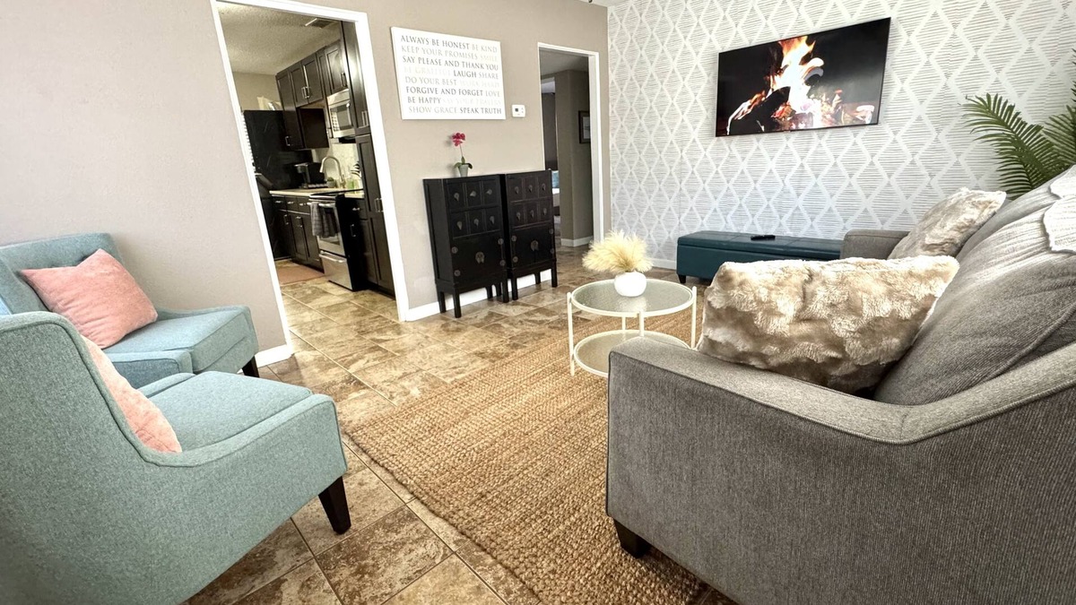 Riverside Apartment | Comfy cozy in trendy Riverside!