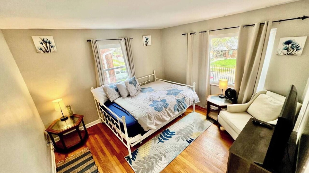 Westwood Apartment | Comfy Cozy Safe 2nd Floor Aptmnt 13 Min to UC Med