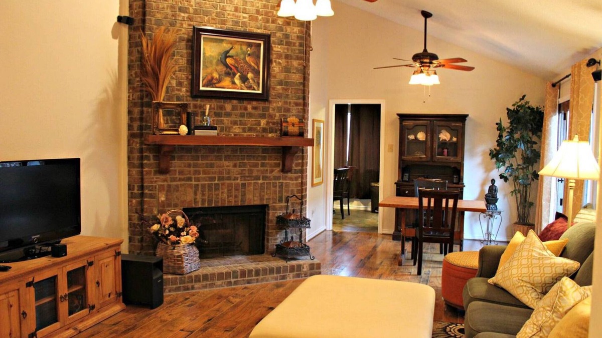 Garland Apartment | Comfy, Cozy, Safe, Affordable Home - Dallas Suburb