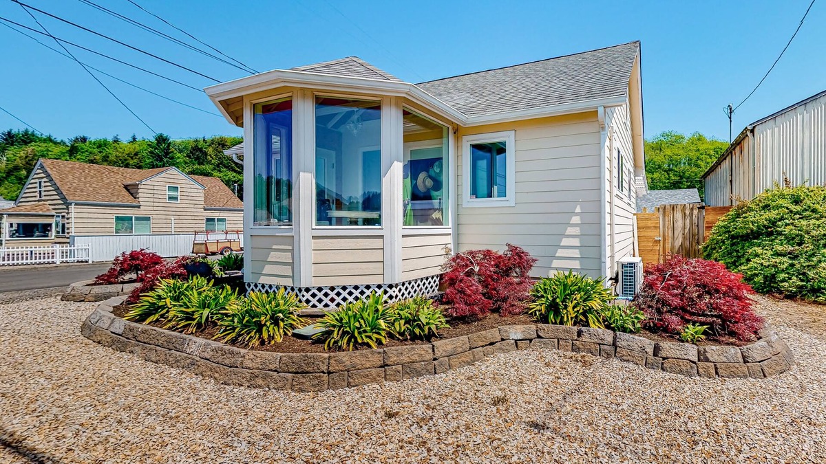 Winchester Bay House | Comfy dog-friendly bay home with kitchenette, gas grill, patio, yard, and W/D
