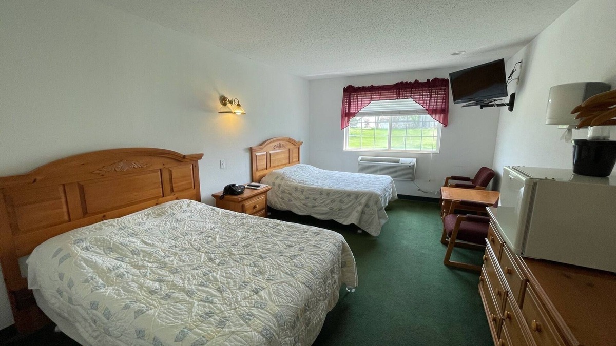Renault Bed & Breakfast | Comfy Double Full Basic Room with Free Breakfast!