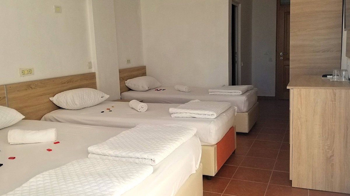 Gjerana Hotel | Comfy family with double bed + 2 single beds - sea view balcony