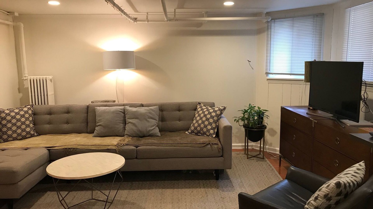 Lakewood-Balmoral Apartment | Comfy Garden Suite in Andersonville