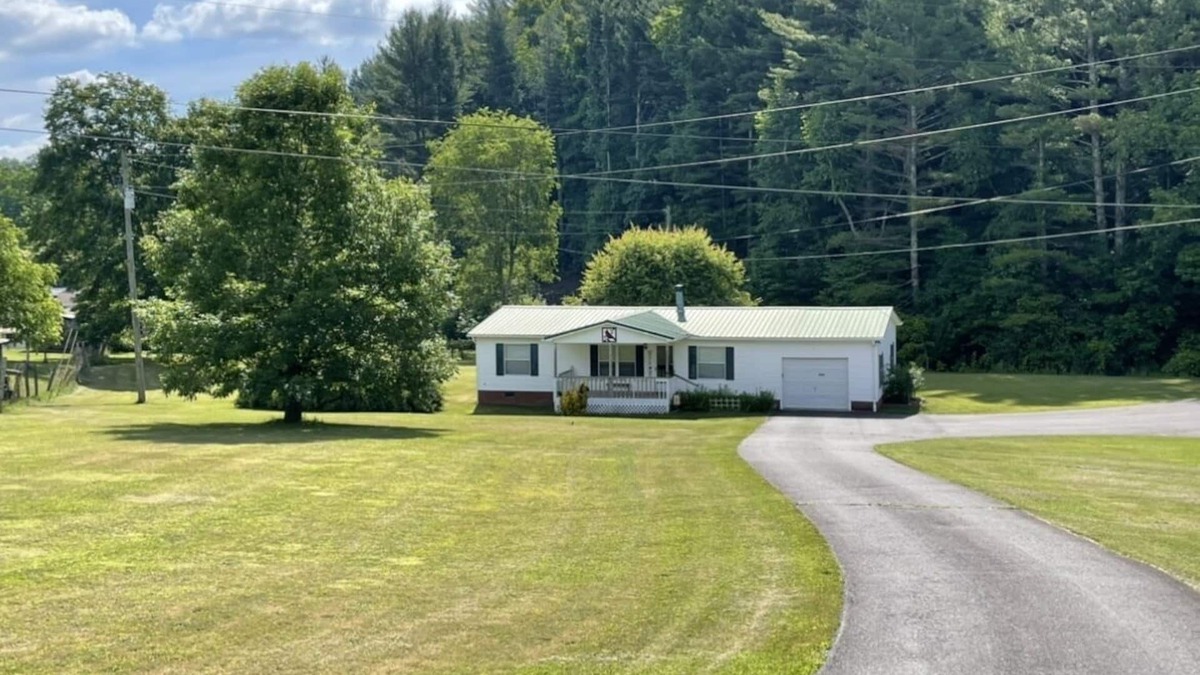 Crumpler House | Comfy Getaway w/stream and bridge out back