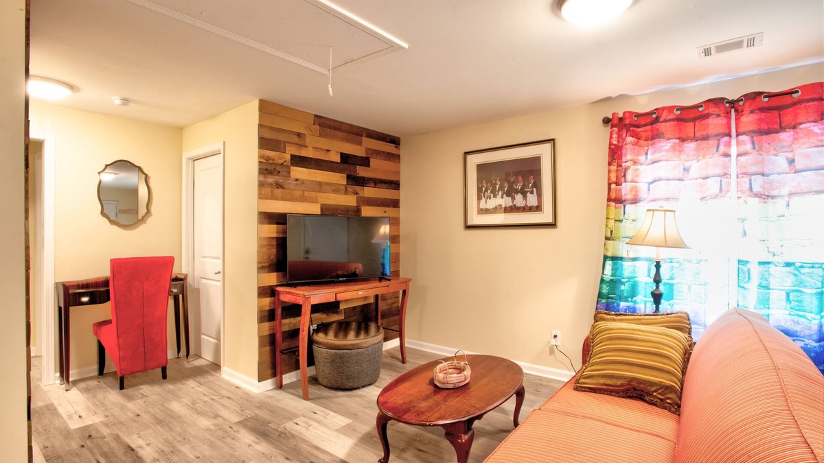Lithonia House | COMFY HIDE-OUT (SLEEPS 6)