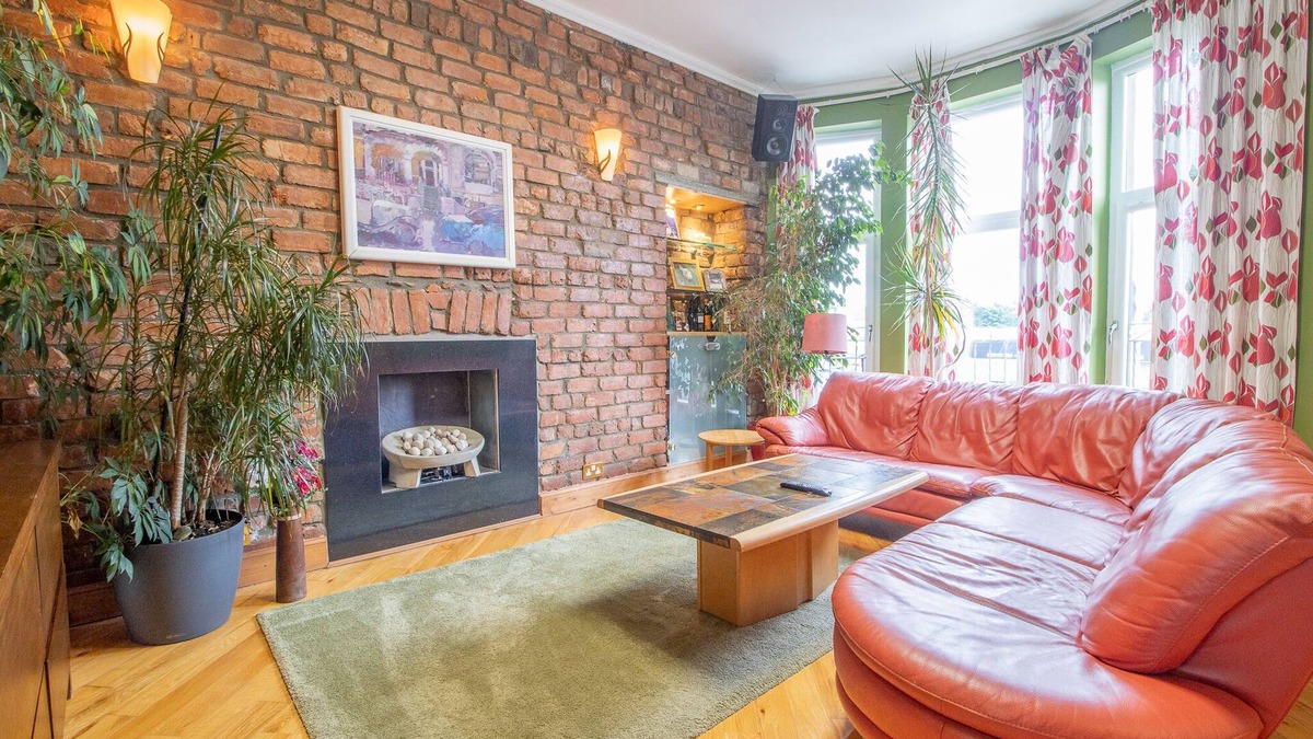 Hamilton Apartment | Comfy Home in Central Hamilton, nr. Glasgow, Scotland. Train Station 4 min Walk