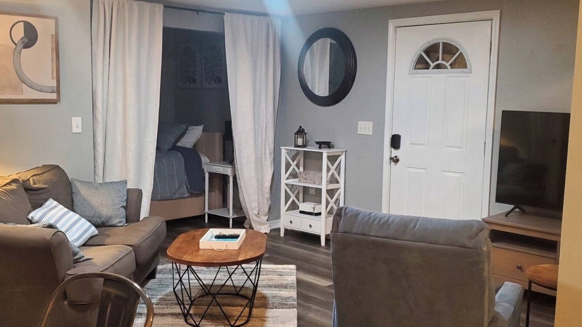 East Hill House | Comfy home near Downtown, Beaches and Shopping