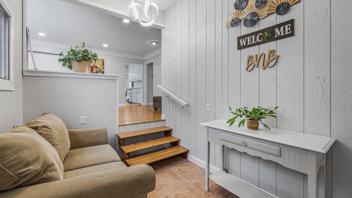 Vadnais Heights House | Comfy Homestay- Large Deck & Backyard - near St Paul