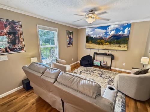 Guntersville Apartment | Comfy King Bed Townhouse with Outdoor Sitting Area