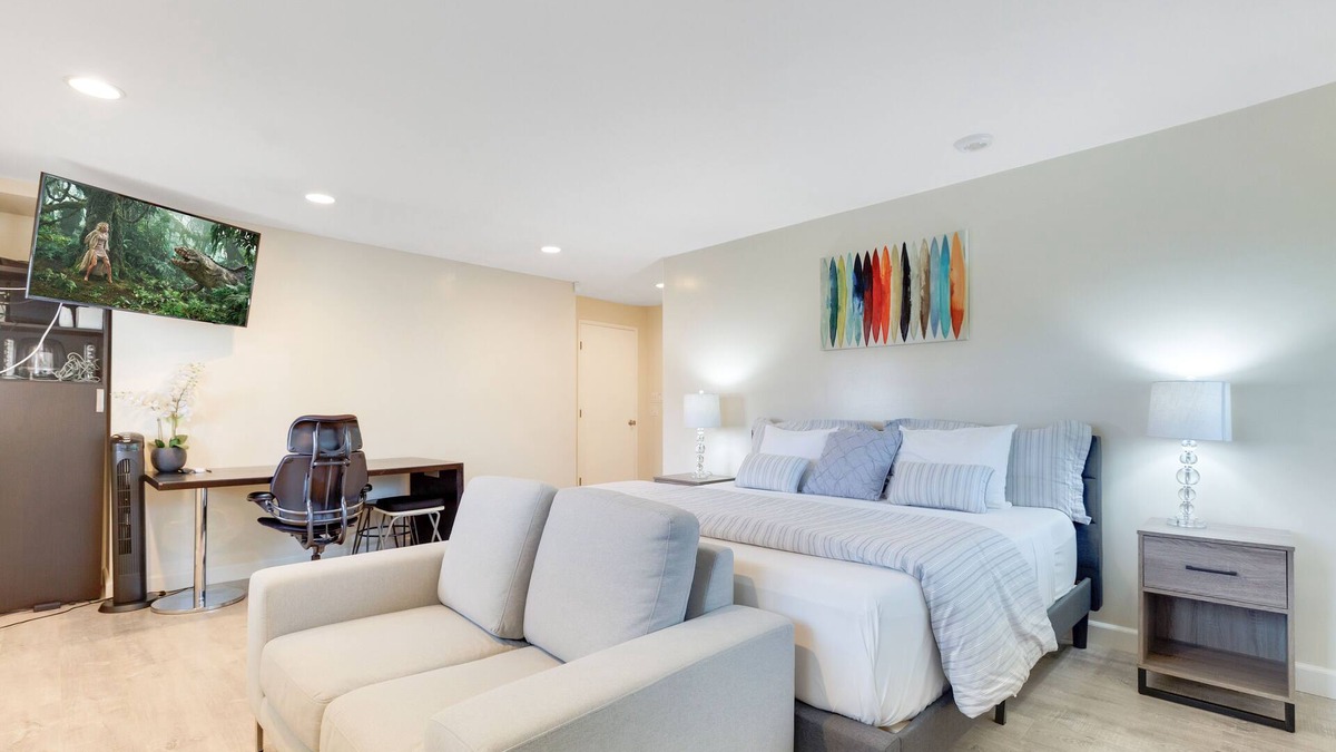 Rowland Heights House | ♛ Comfy King Bed, Jacuzzi Tub<15 mile Disney, Private Entrance & Gated Parking ★