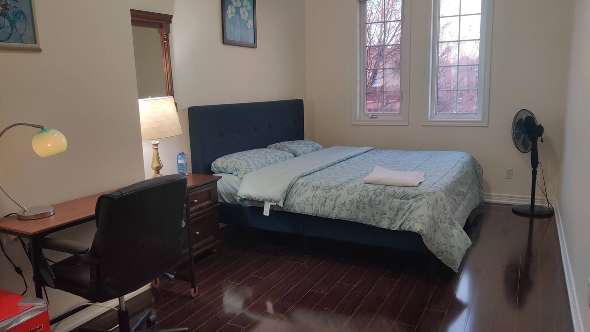 Meadowvale Village House | Comfy King size Bedroom in Mississauga near Toronto Pearson Airport.n