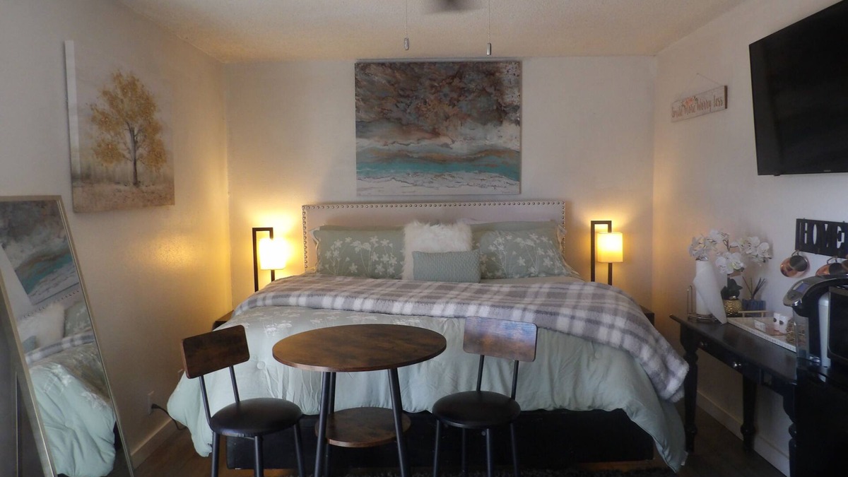 San Antonio Cottage | Comfy King suite with Private access and yard & Near Sea World/Fiesta Texas
