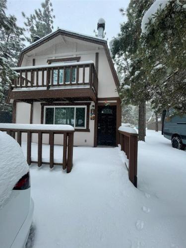 Woodlands House | Comfy Modern Big Bear Cabin