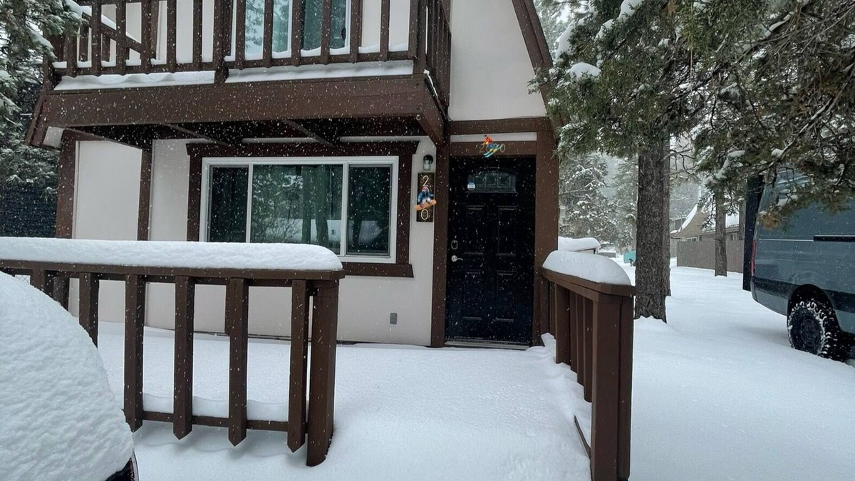 Woodlands Cabin | Comfy Modern Big Bear Cabin less than 15 mins from ski/board slopes & village