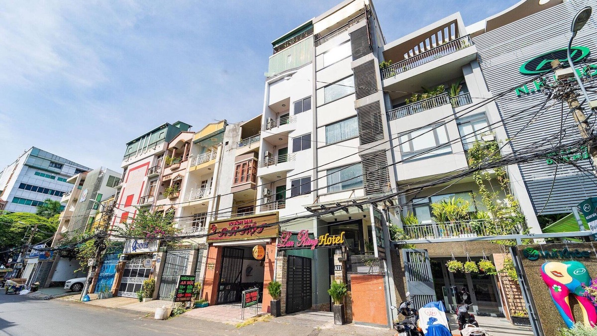 District 10 House | Comfy Modern Stay | Walk to Van Hanh Hospital