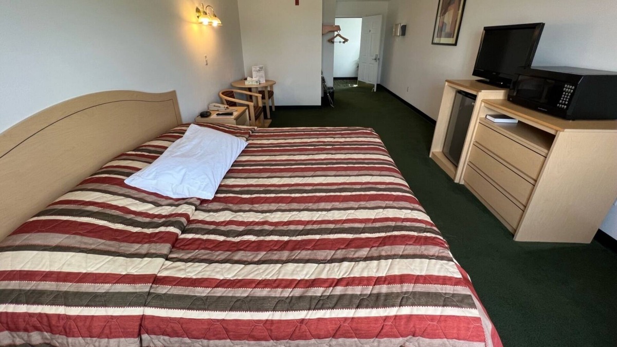 Red Bud Bed & Breakfast | Comfy Petite Single King Suite in a Friendly Town!