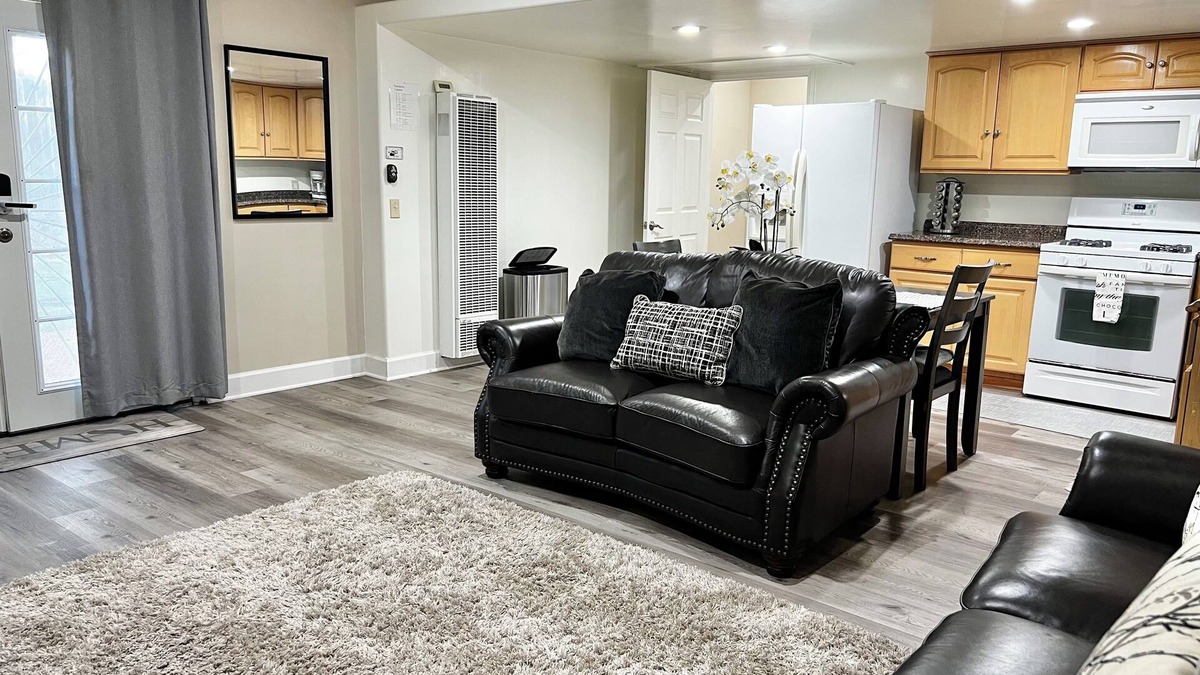Madrona House | Comfy & Private 1 bedroom Guest House in Torrance