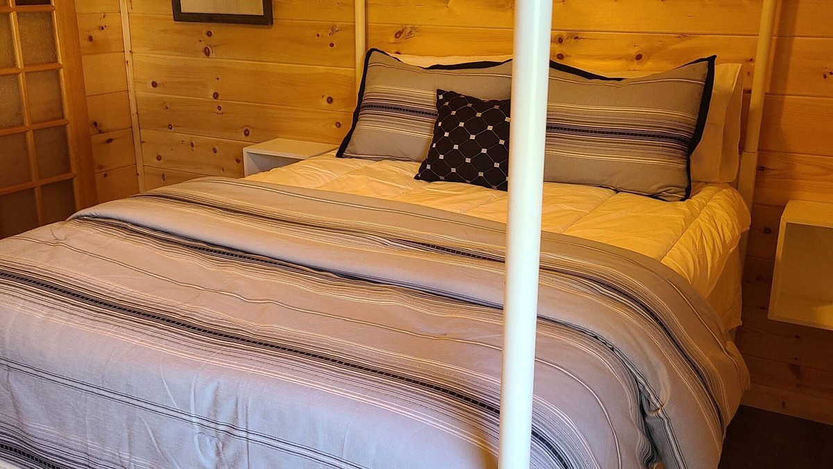 Aurora House | Comfy private and quiet retreat in the center of town.